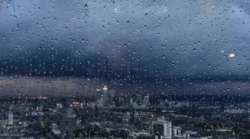 أمطار غزيرة تغلق طرقاً وتزيد المخاطر في 3 مناطق بالمملكة وفق تحذير الدفاع المدني 1